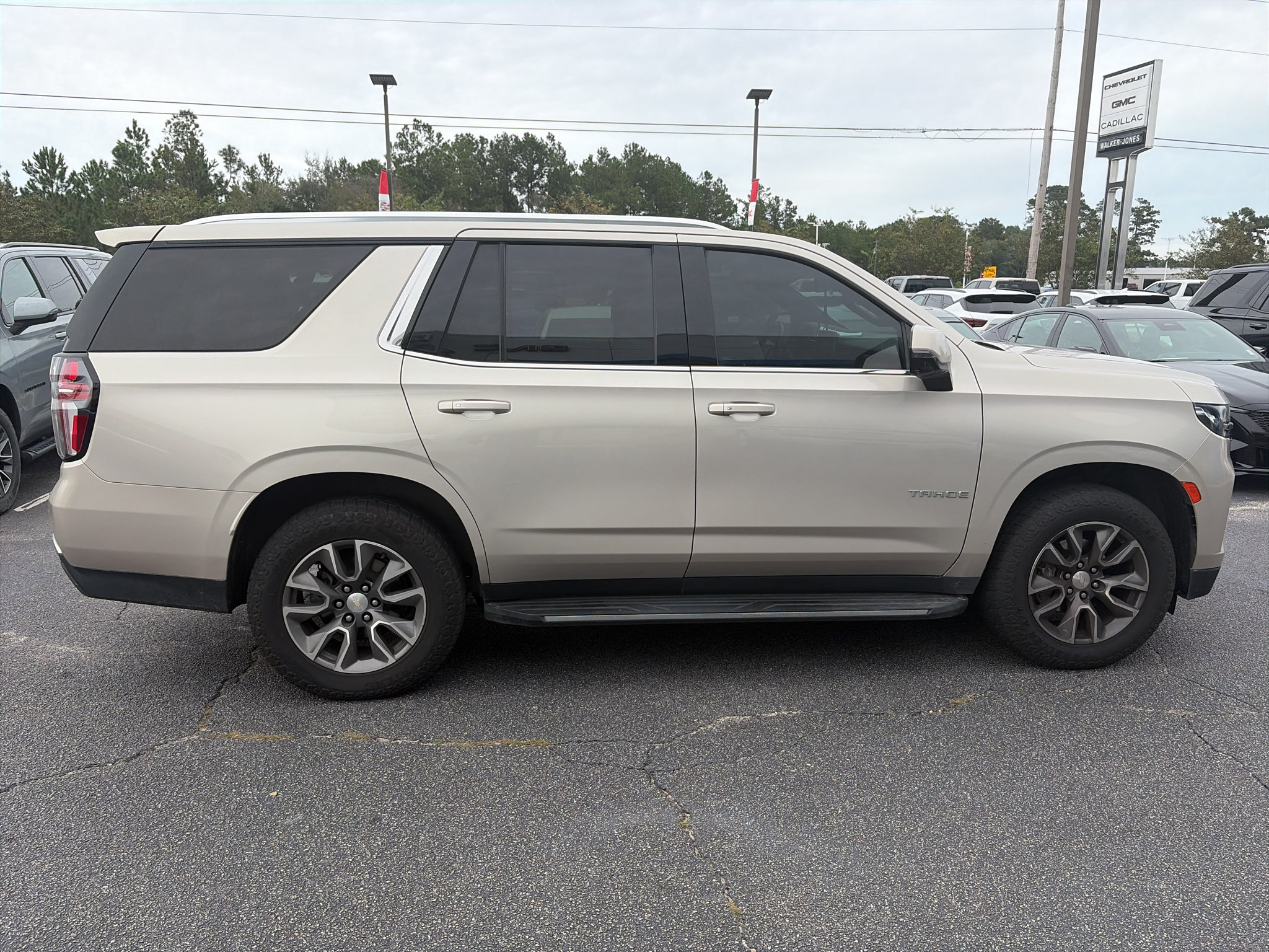 Used 2022 Chevrolet Tahoe LT w/ Luxury Package RWD image 1