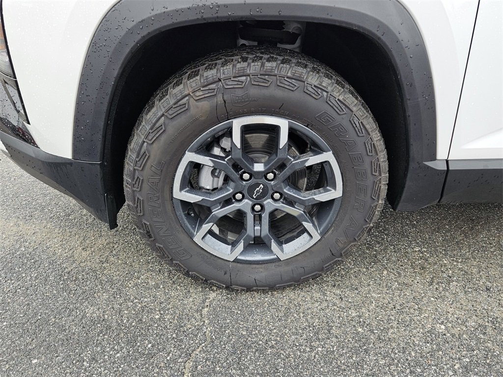 Used 2025 Chevrolet Equinox ACTIV w/ Safety and Technology Package image 9