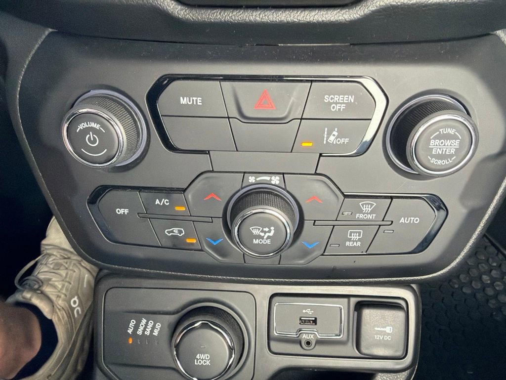 Used 2023 Jeep Renegade Latitude AWD/4WD image 11
