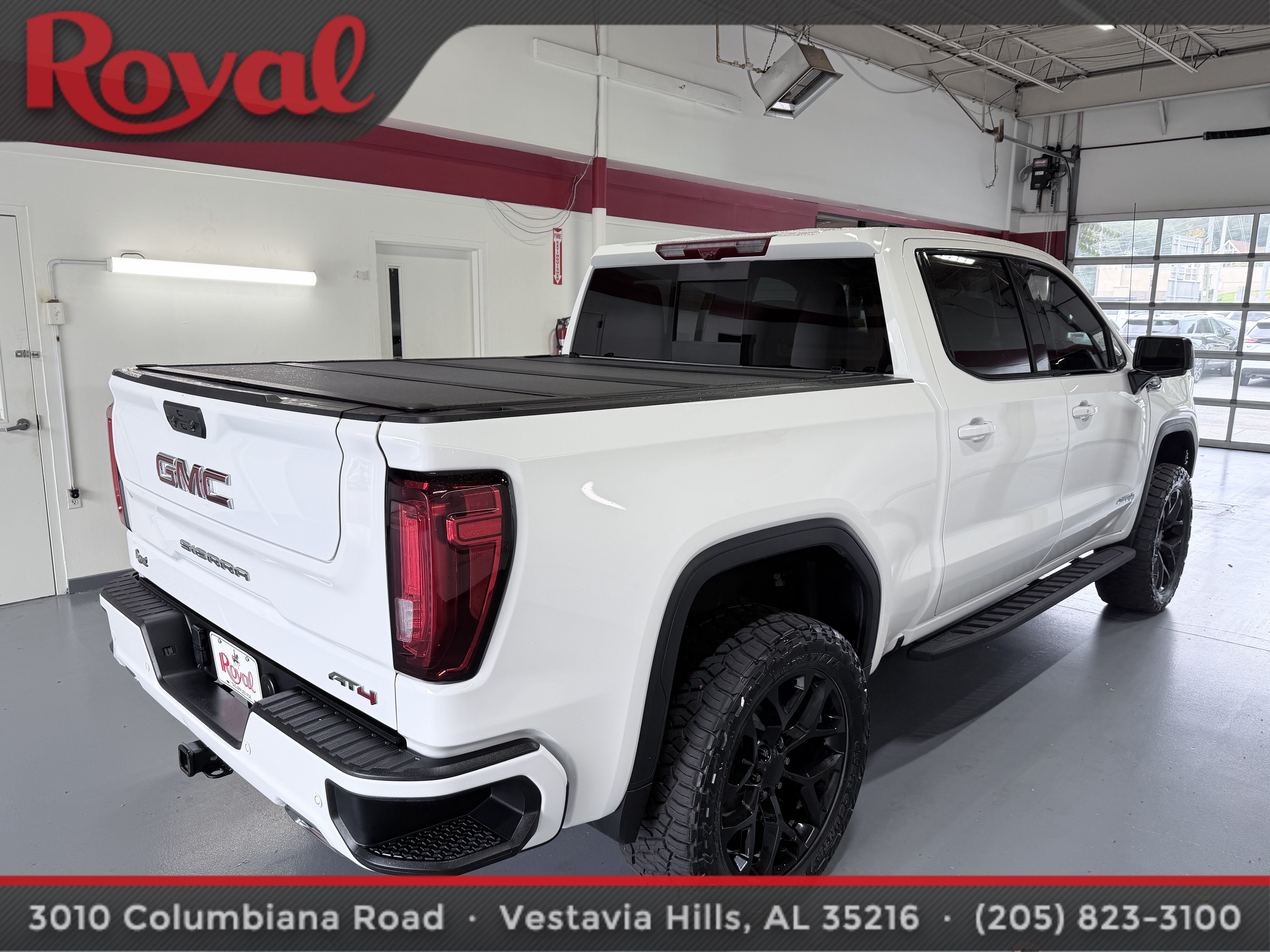 Used 2025 GMC Sierra 1500 AT4 w/ AT4 Premium Package AWD/4WD image 4