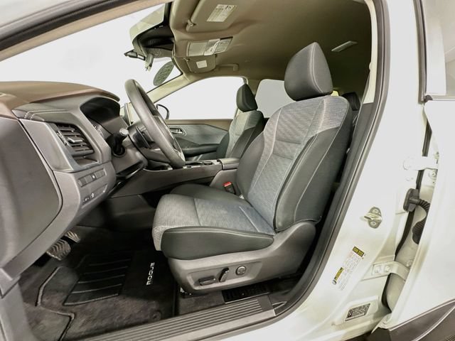 Used 2023 Nissan Rogue SV AWD/4WD image 16