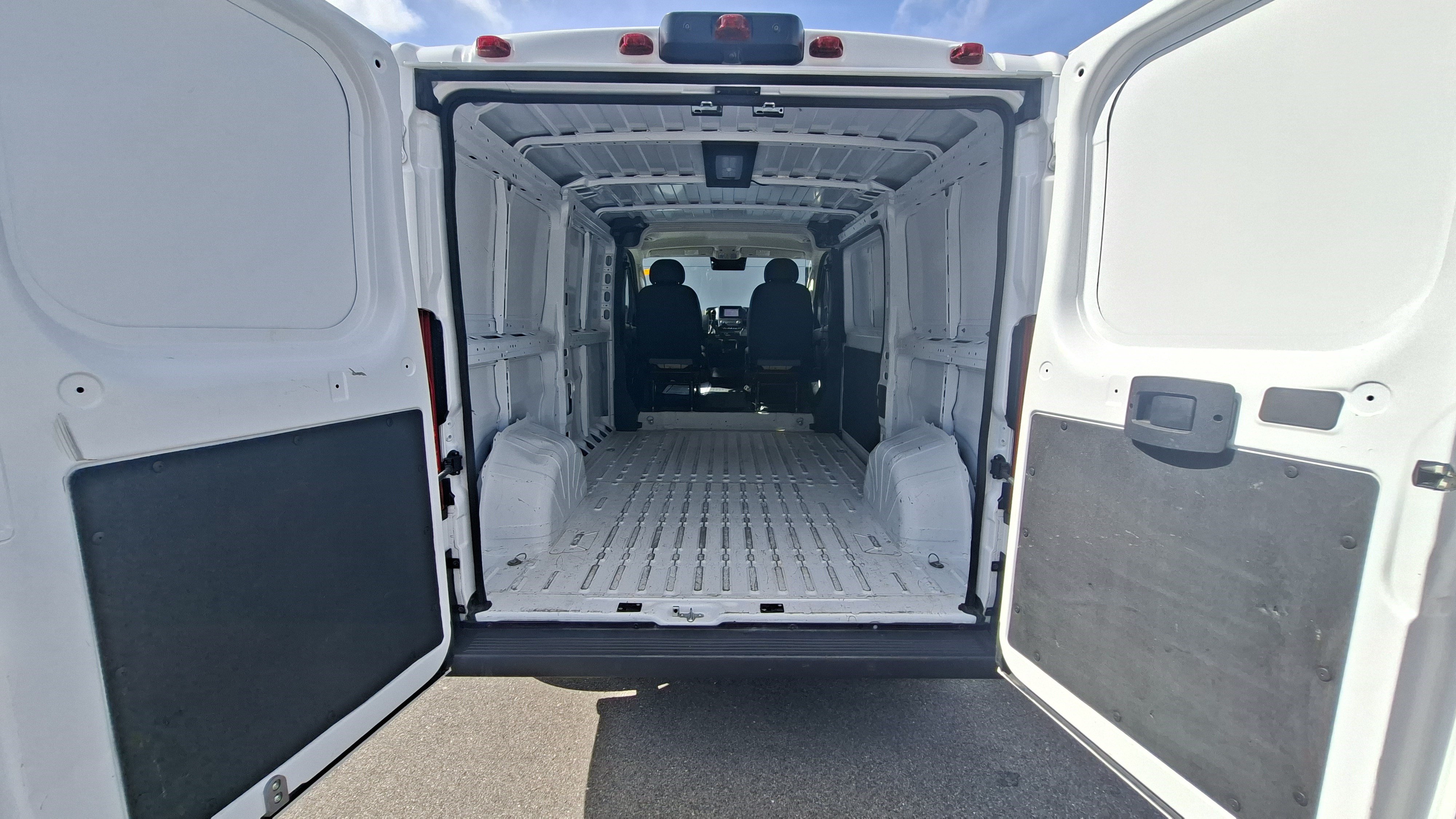 Used 2025 RAM ProMaster 2500 w/ Convenience Group FWD image 19