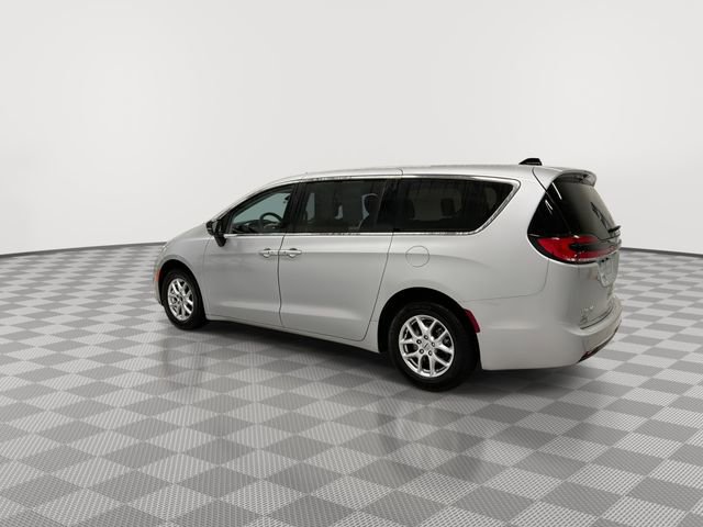 Used 2024 Chrysler Pacifica Touring-L image 7