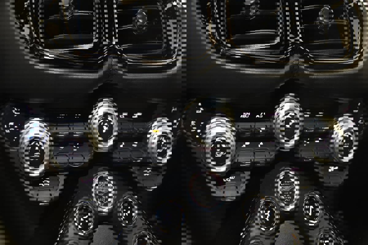 Used 2019 Aston Martin V8 Vantage Coupe image 24