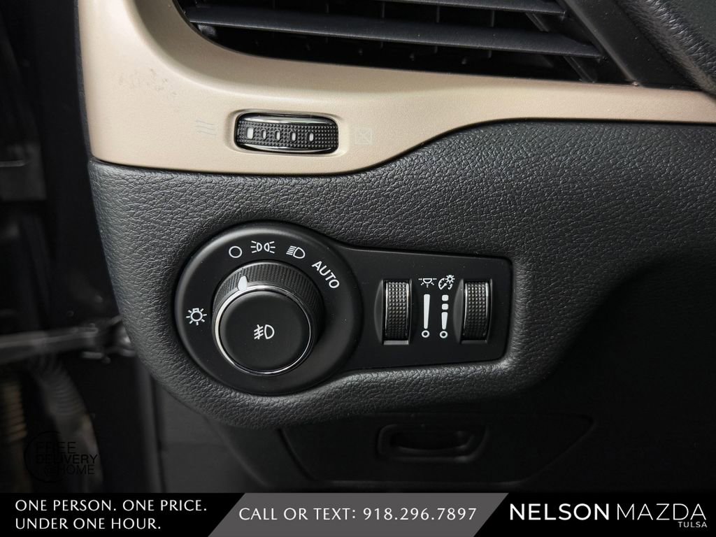 Used 2016 Jeep Cherokee Limited image 27