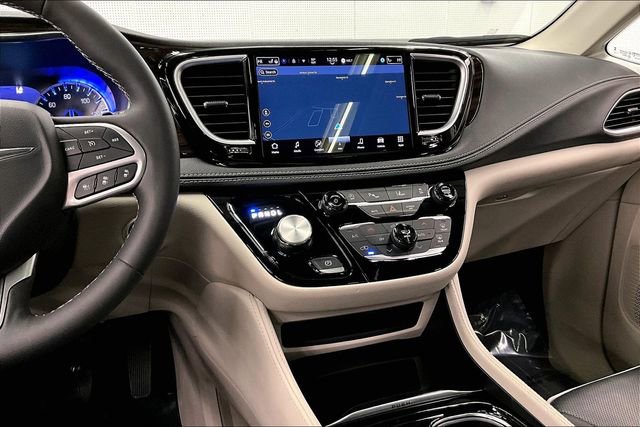 Used 2024 Chrysler Pacifica Limited image 7
