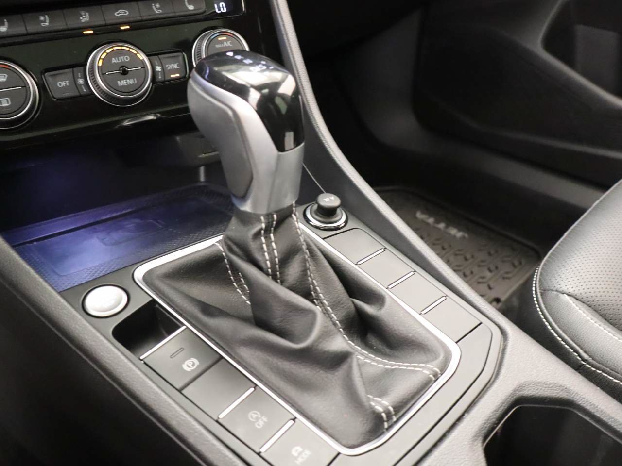 Certified 2022 Volkswagen Jetta SEL FWD image 10