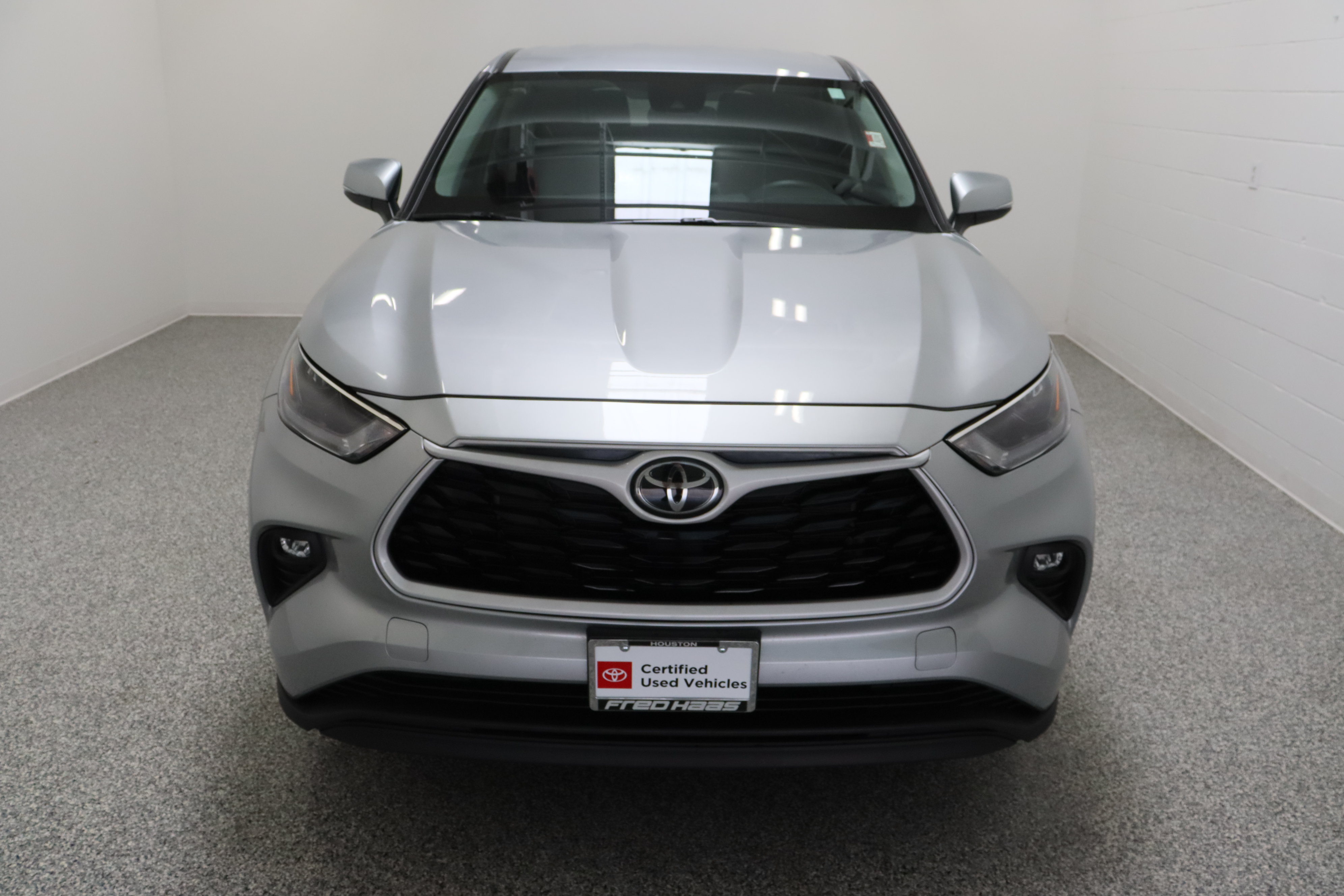 Certified 2025 Toyota Highlander LE FWD image 3