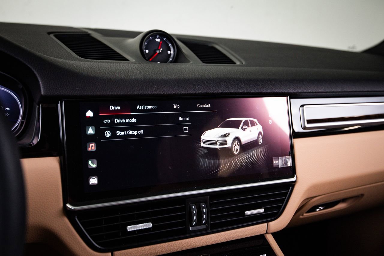 Certified 2023 Porsche Cayenne Platinum Edition image 18