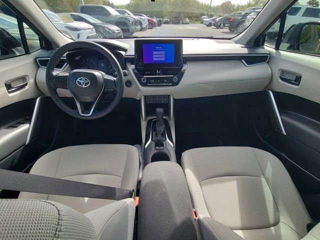 Used 2025 Toyota Corolla Cross LE image 2
