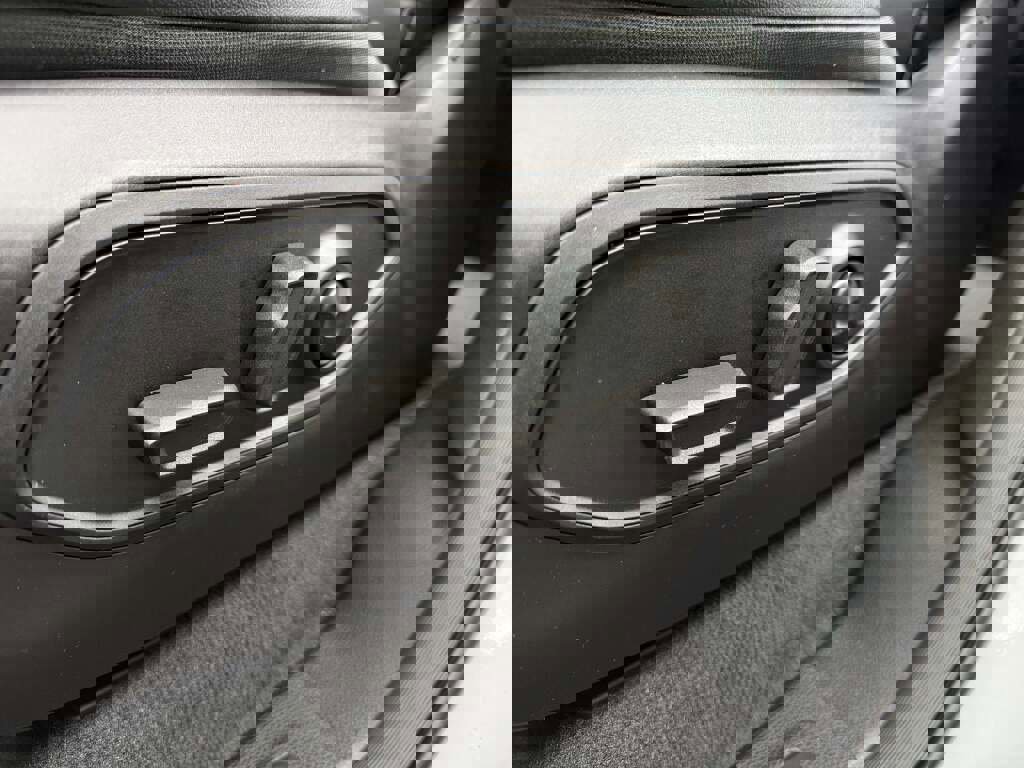 New 2025 Jeep Grand Cherokee Altitude image 18