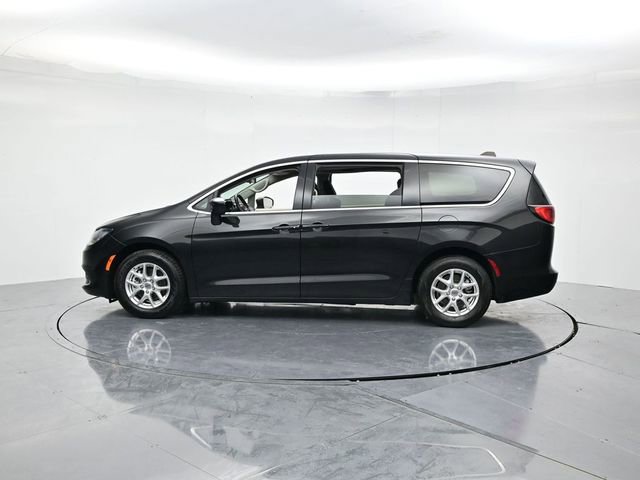 Used 2022 Chrysler Voyager LX image 7