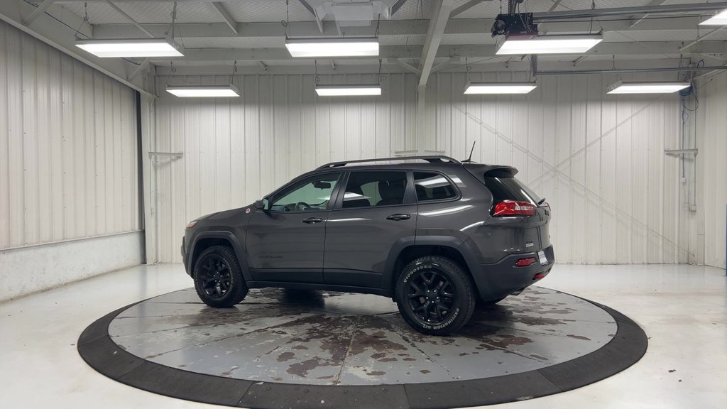 Used 2018 Jeep Cherokee Trailhawk w/ Cold Weather Group AWD/4WD image 6