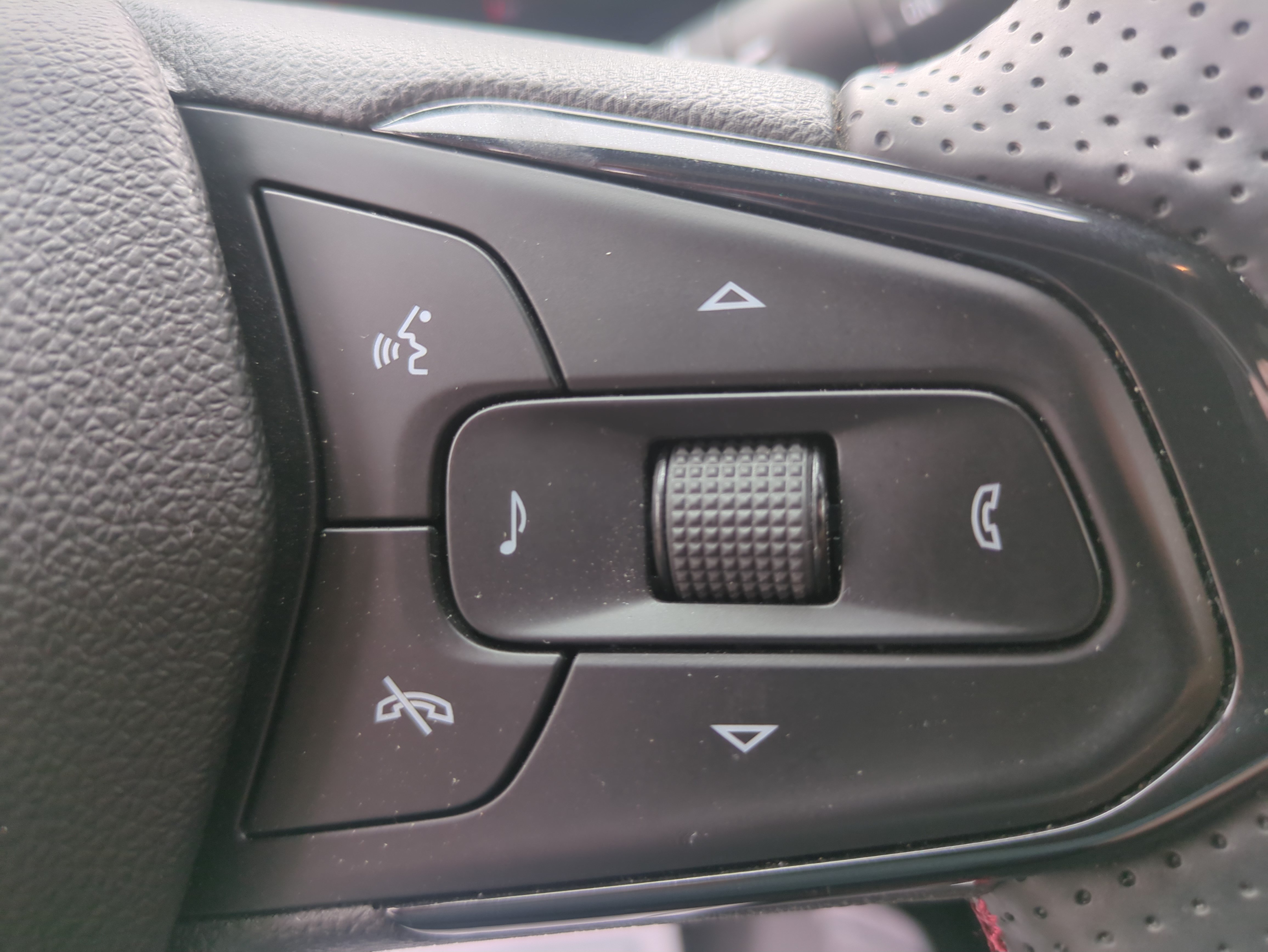 Used 2024 Chevrolet Trax RS FWD image 13