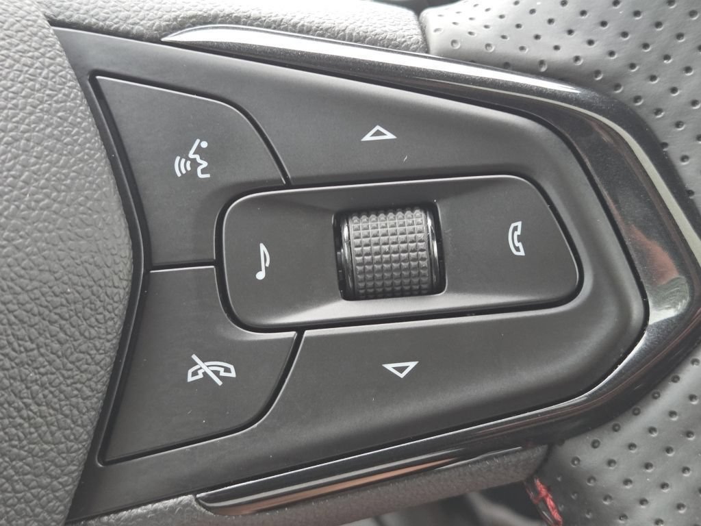 Used 2025 Chevrolet Trax RS w/ Sunroof Package FWD image 12