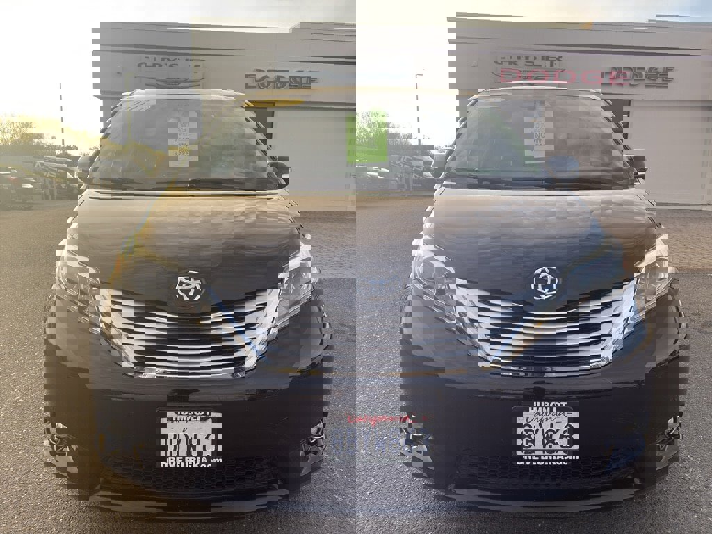 Used 2017 Toyota Sienna Limited Premium image 32