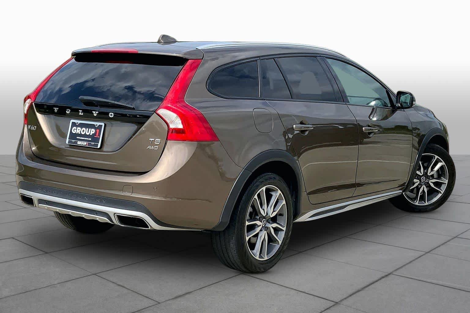 Used 2017 Volvo V60 T5 Cross Country AWD/4WD image 12