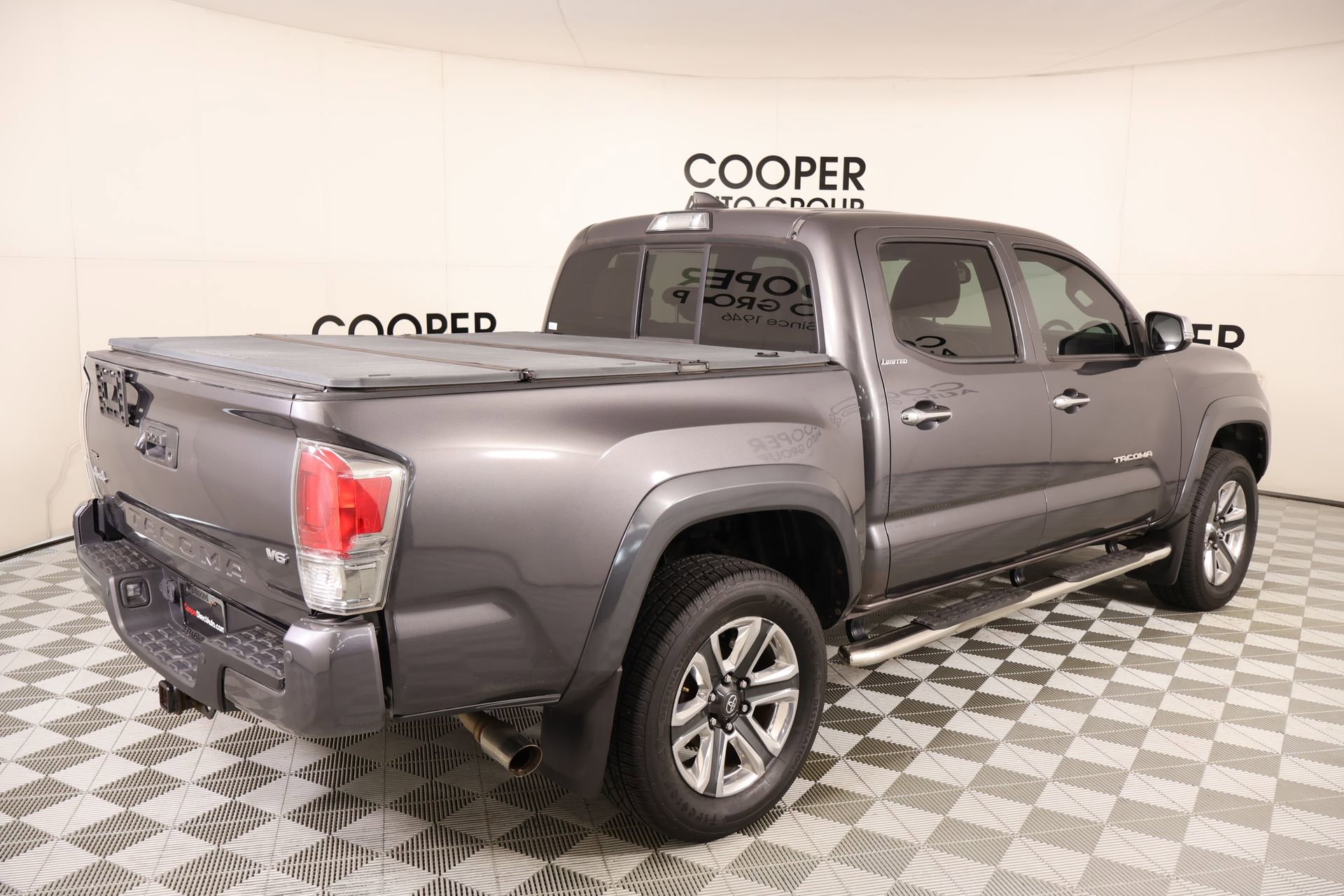 Used 2016 Toyota Tacoma Limited w/ Towing Package image 22