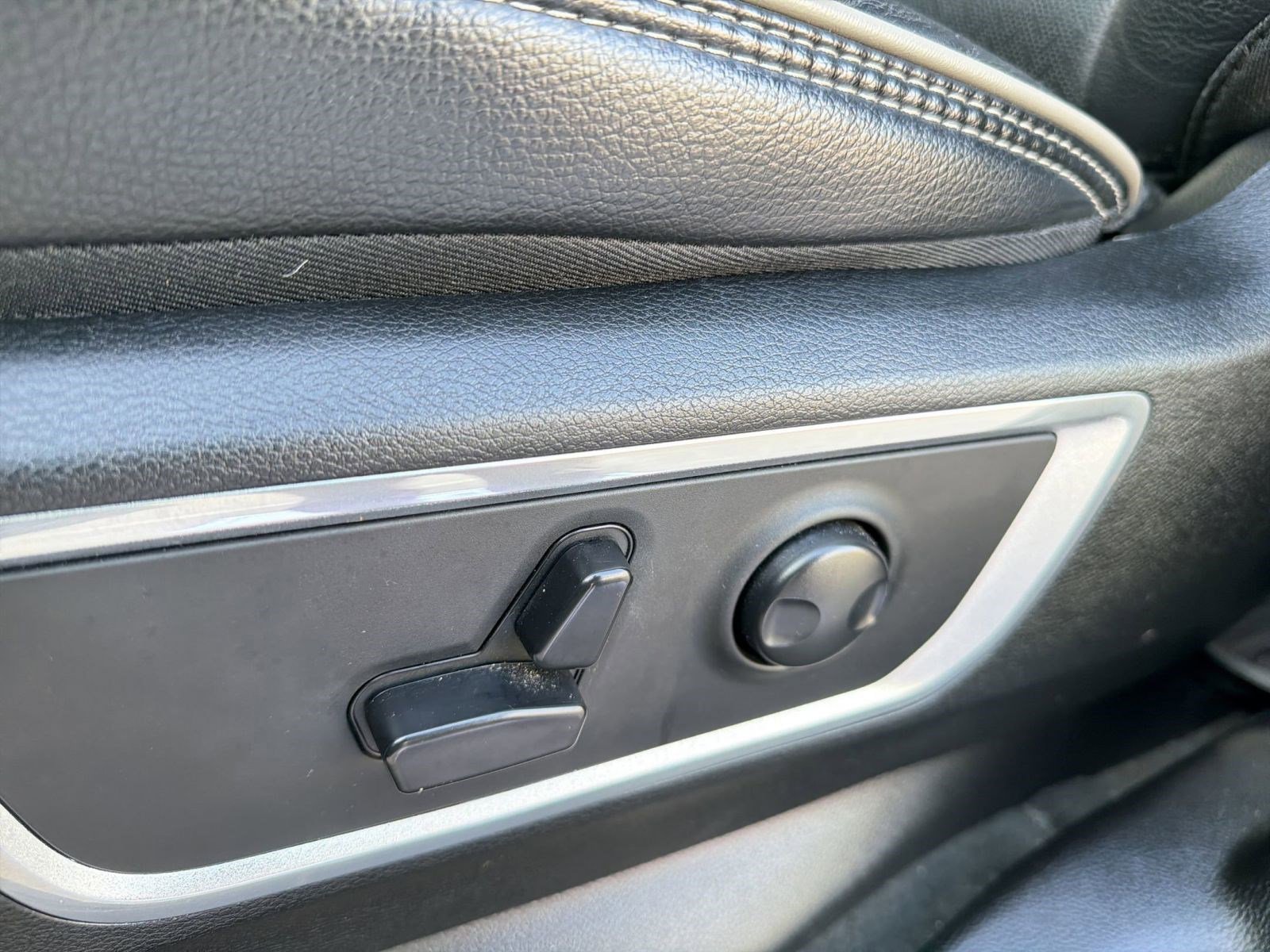 Used 2024 RAM 1500 Laramie AWD/4WD image 13