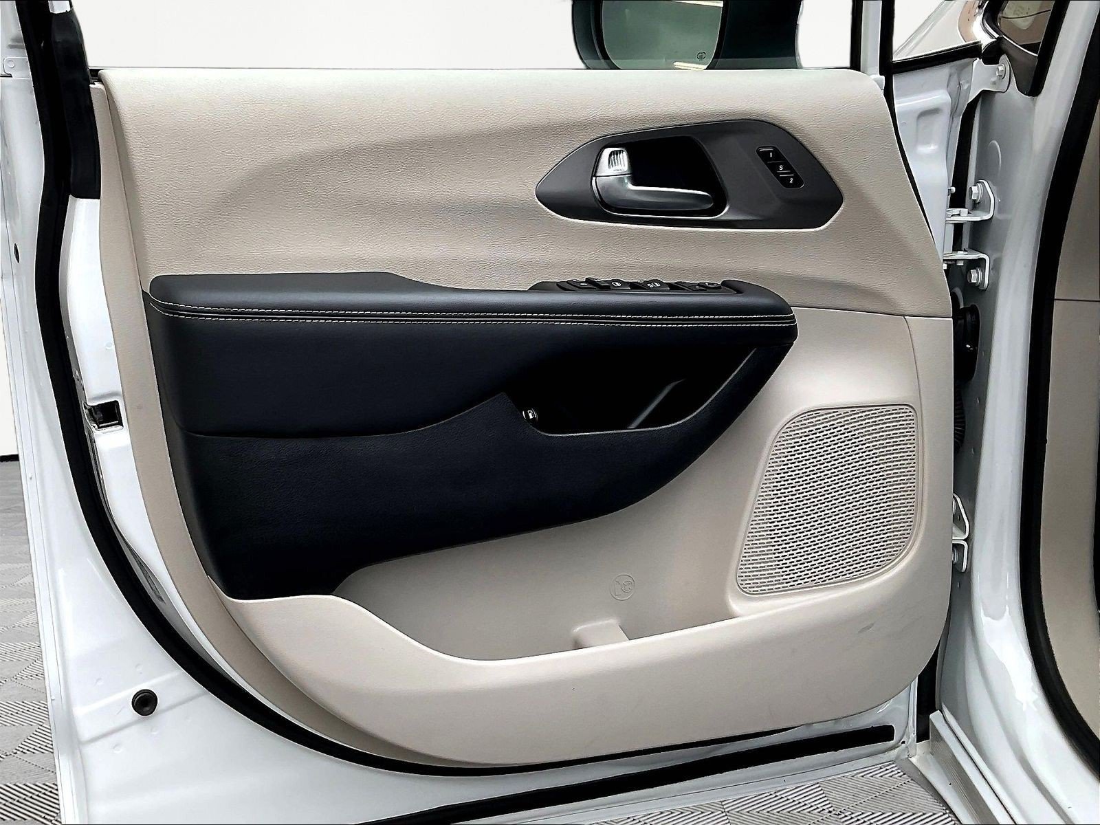 Used 2023 Chrysler Pacifica Touring-L FWD image 20