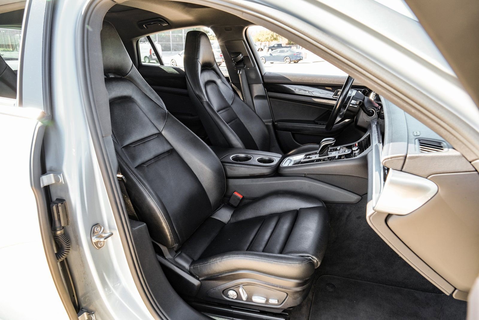 Used 2018 Porsche Panamera 4 AWD/4WD image 28