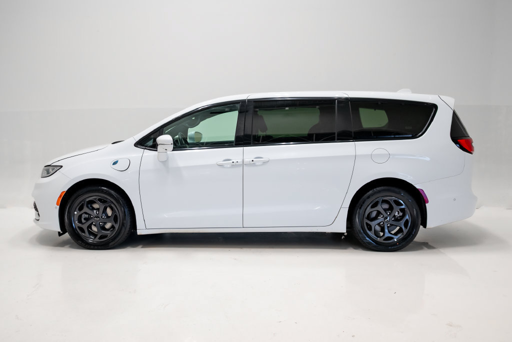 Used 2022 Chrysler Pacifica Limited w/ Uconnect Theater Family Group FWD image 38