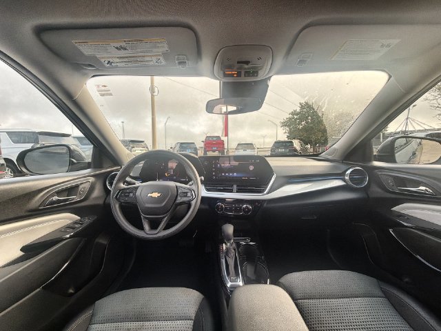 Used 2025 Chevrolet Trax LT FWD image 19