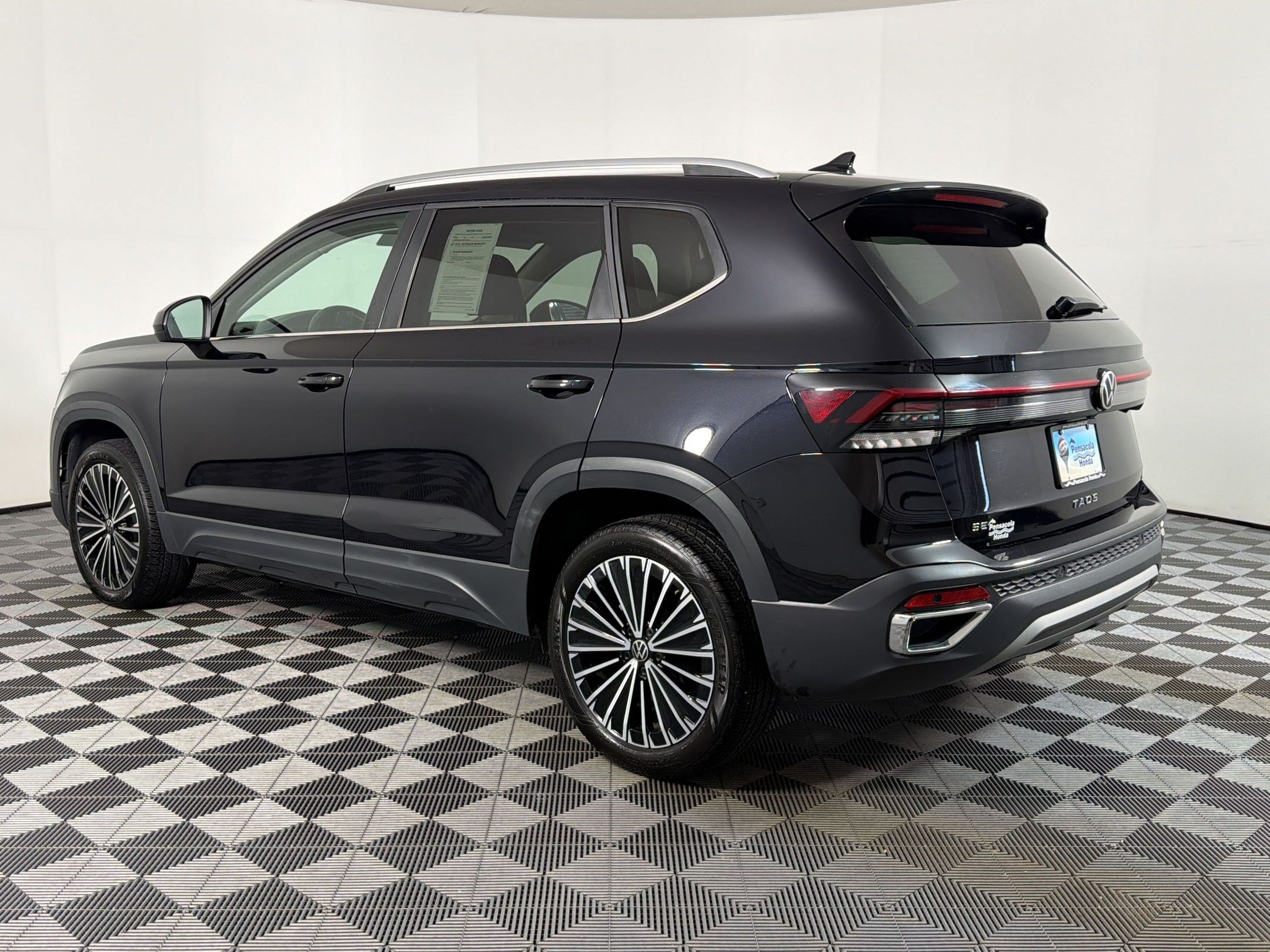 Used 2025 Volkswagen Taos SE FWD image 2