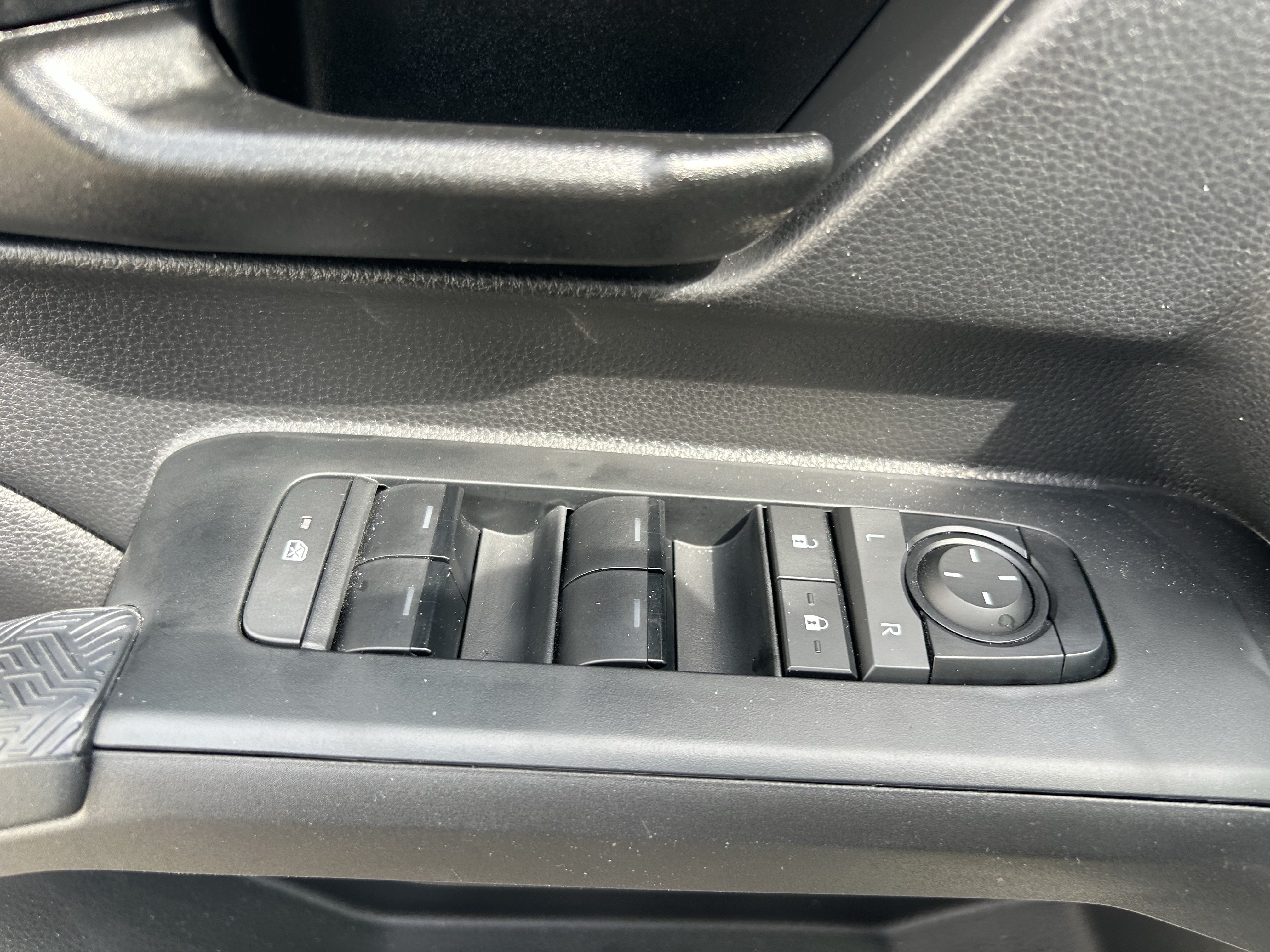 Certified 2025 Toyota Tacoma SR5 AWD/4WD image 16