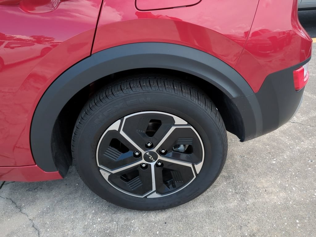 Certified 2025 Kia Niro LX FWD image 17