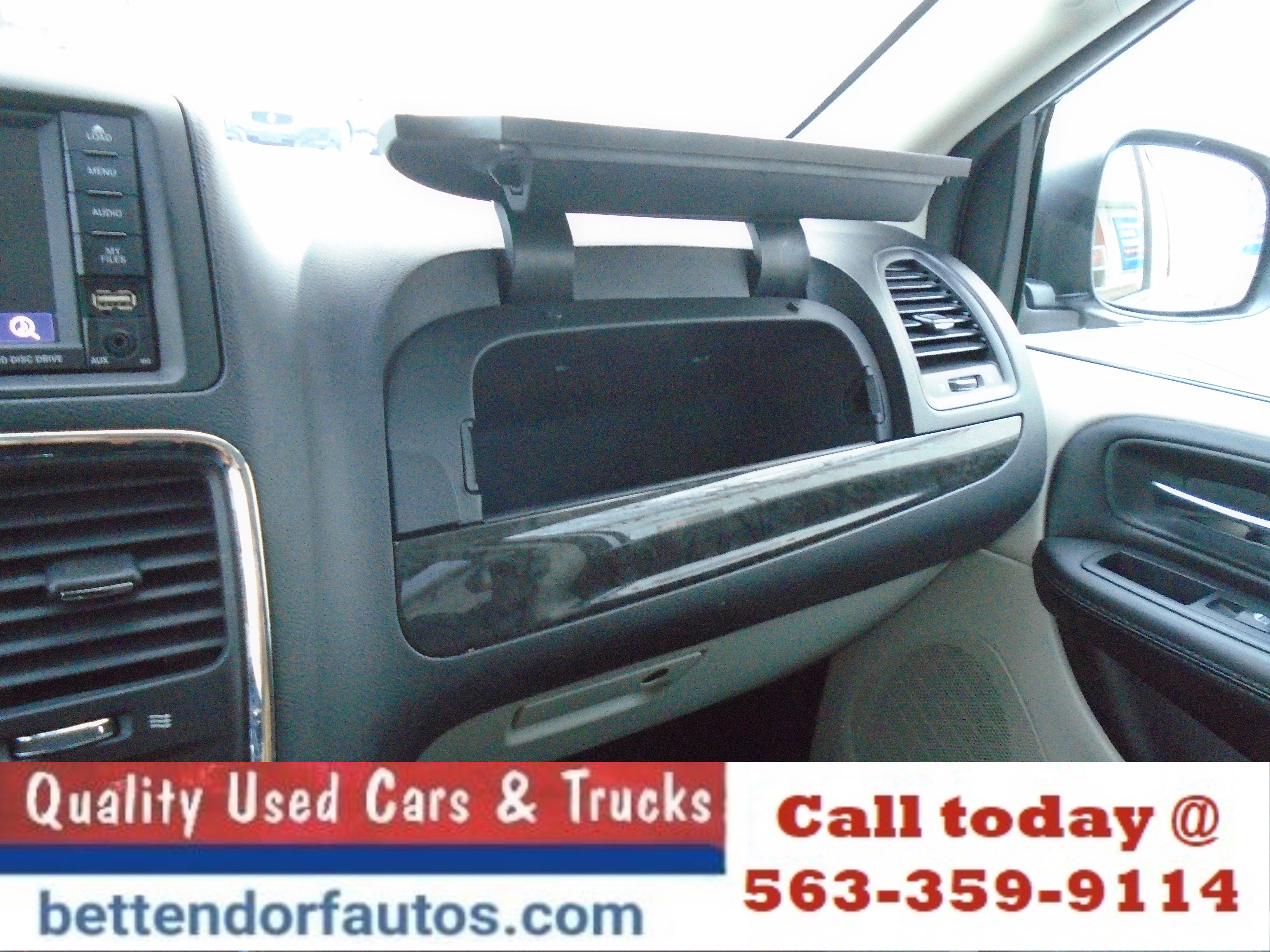 Used 2018 Dodge Grand Caravan SE w/ UConnect Hands-Free Group image 17