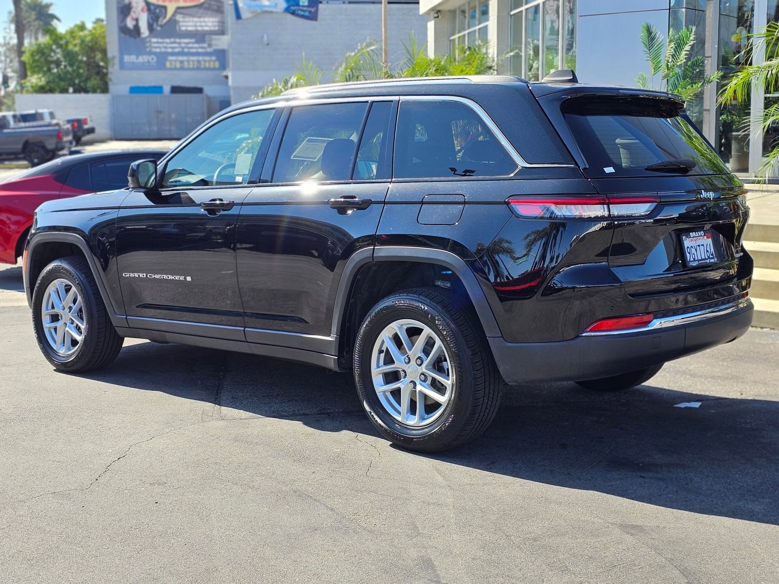 Used 2023 Jeep Grand Cherokee Laredo image 5