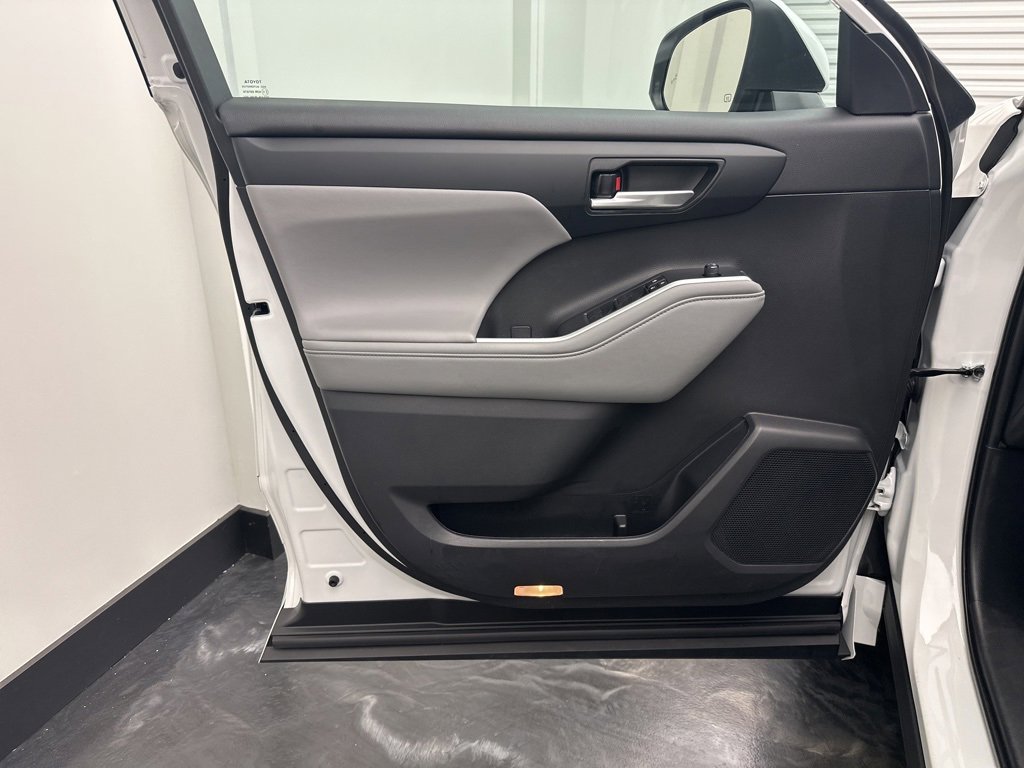 Used 2023 Toyota Highlander XLE image 18