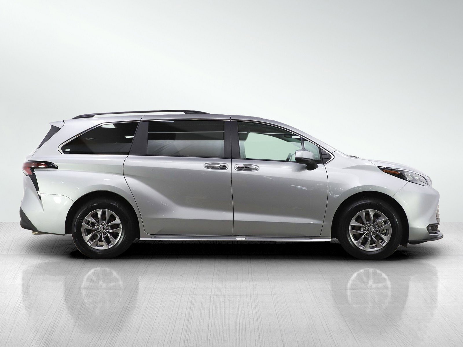 Used 2025 Toyota Sienna XLE image 6