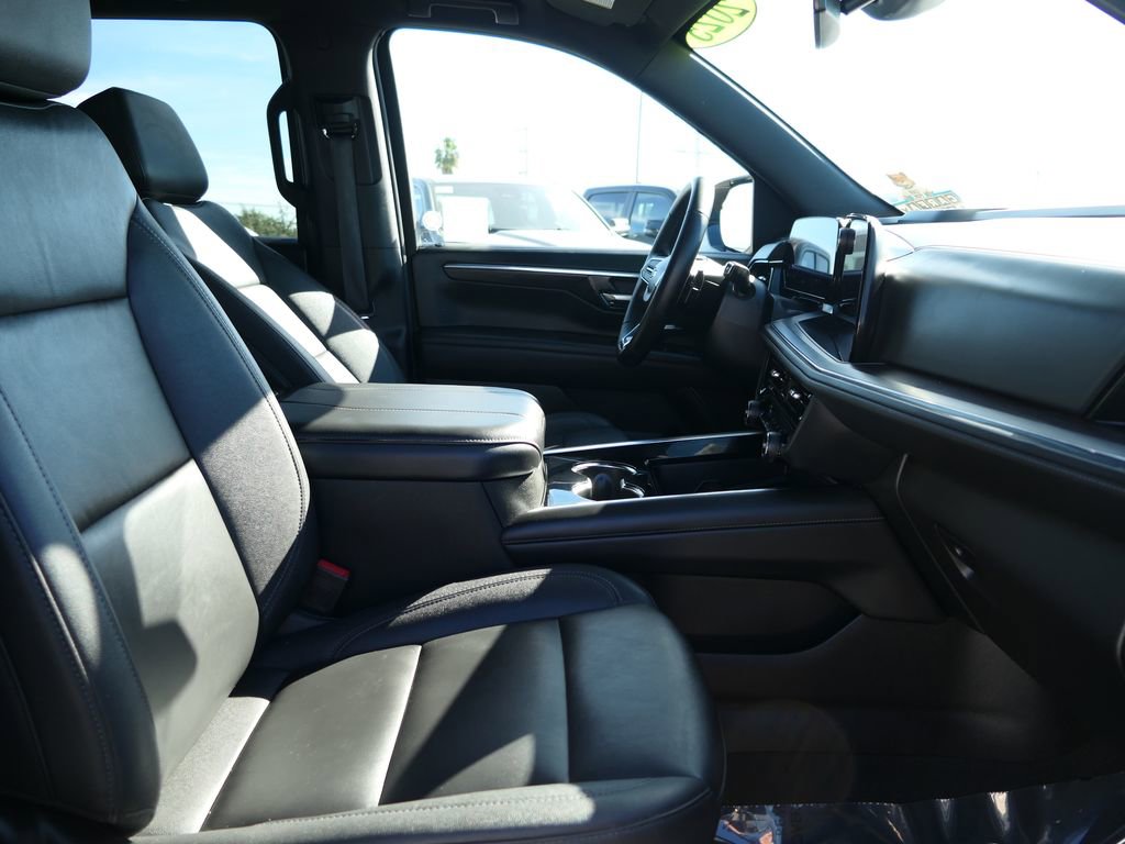 Used 2025 Chevrolet Suburban Z71 image 25