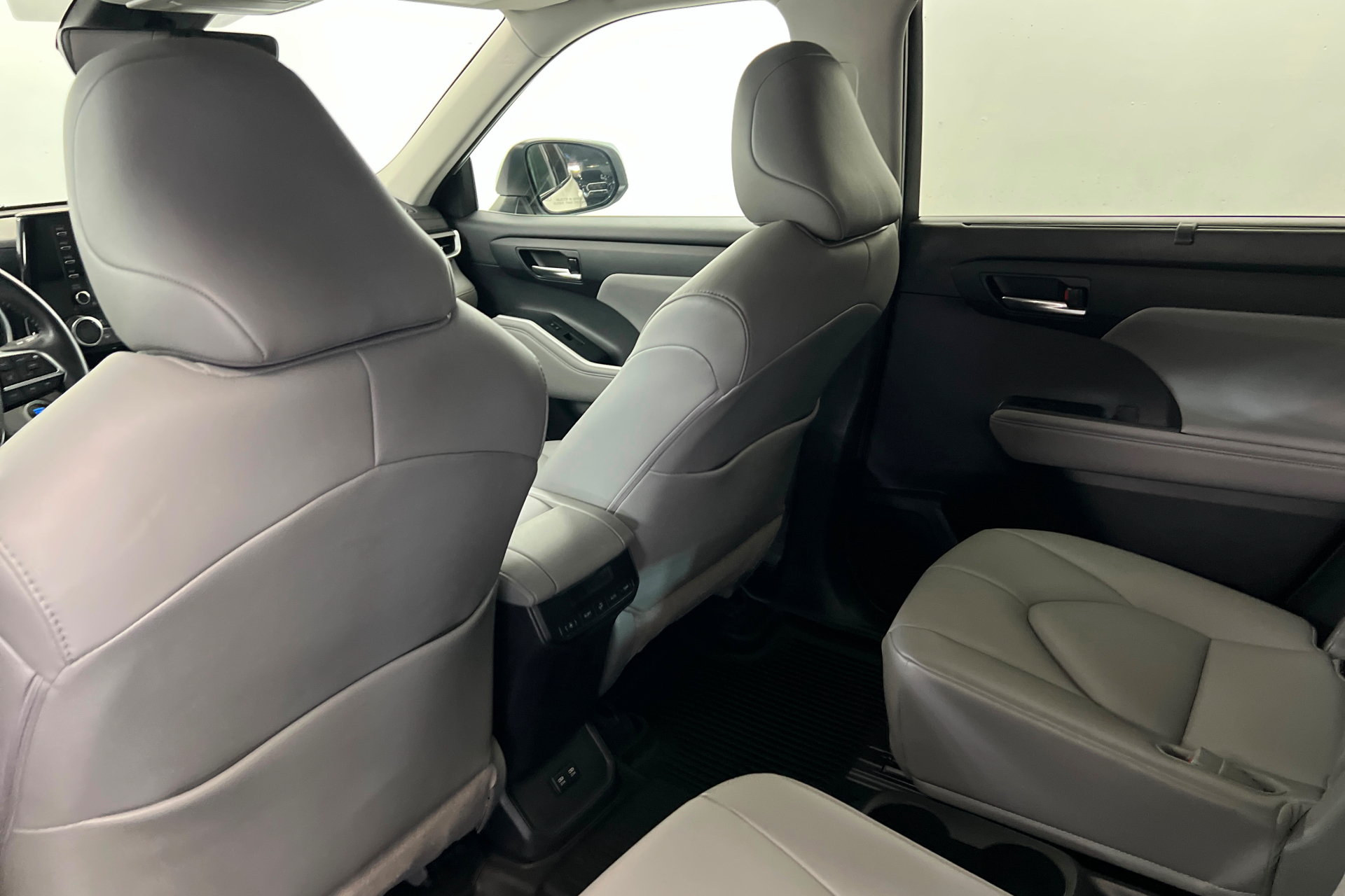 Used 2021 Toyota Highlander XLE AWD/4WD image 20