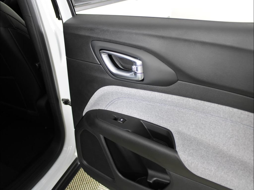 New 2025 Jeep Compass Latitude AWD/4WD image 39