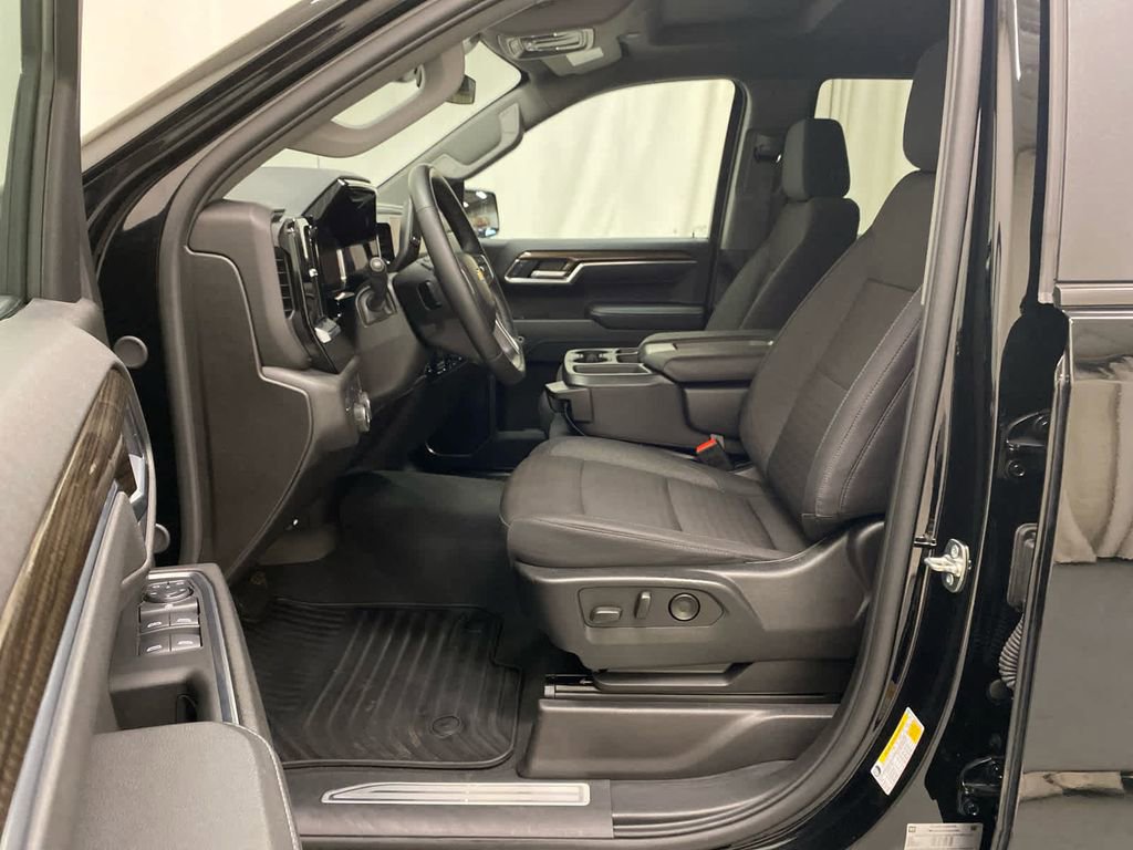 Used 2025 Chevrolet Silverado 1500 LT image 14