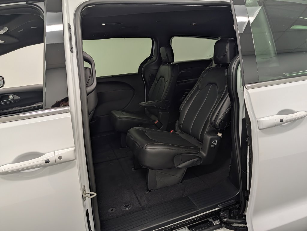 Used 2026 Chrysler Pacifica Select FWD image 27