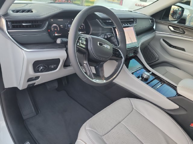 Used 2023 Jeep Grand Cherokee Overland AWD/4WD image 19