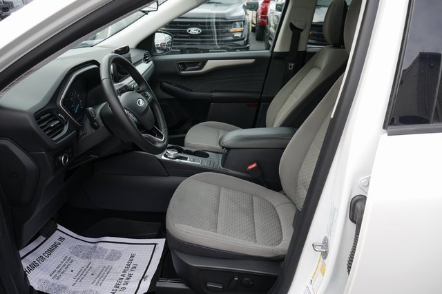 Used 2022 Ford Escape SE w/ SE Sport Appearance Package image 2