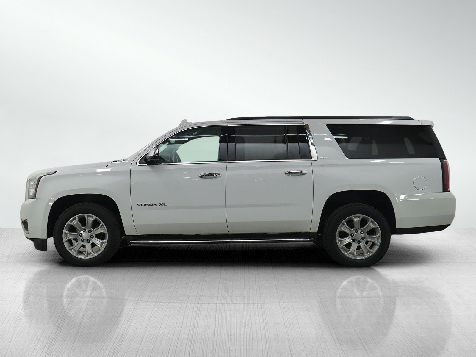 Used 2017 GMC Yukon XL SLT image 2