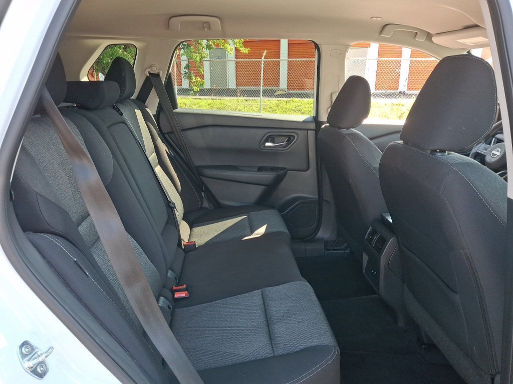Used 2024 Nissan Rogue SV FWD image 15