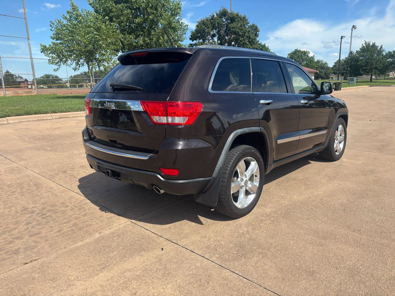 Used 2011 Jeep Grand Cherokee Overland Summit AWD/4WD image 32