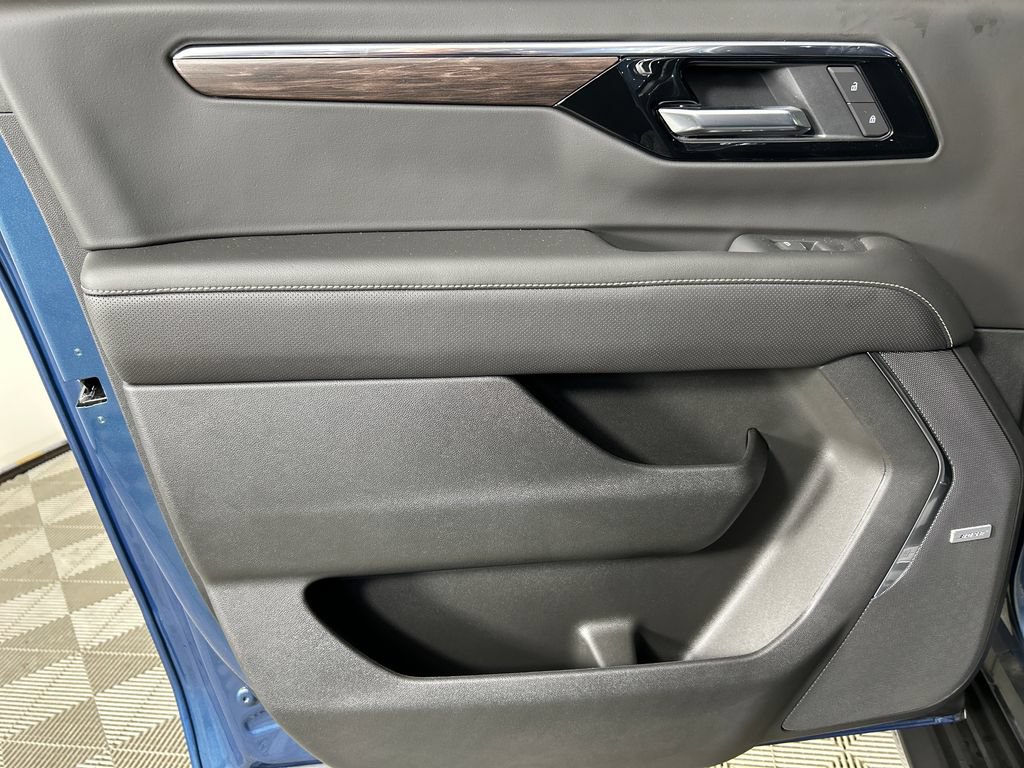 Used 2025 Chevrolet Suburban Premier AWD/4WD image 17