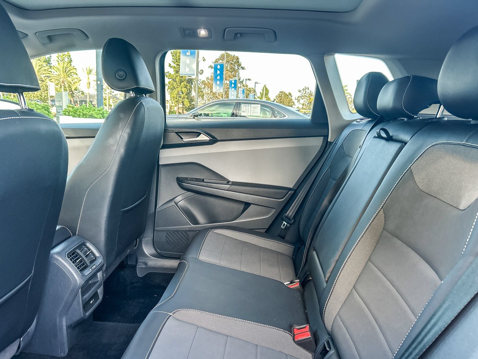 Used 2023 Volkswagen Taos SE w/ Panoramic Sunroof Package FWD image 19