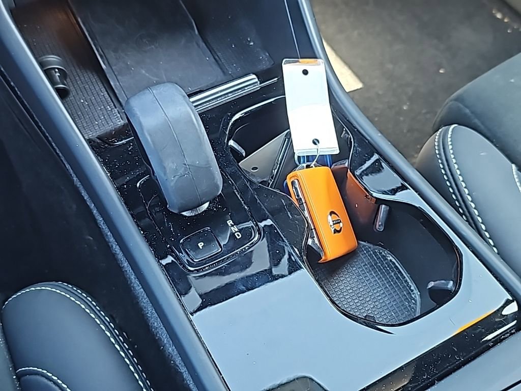 Used 2023 Volvo XC40 Recharge Plus image 6