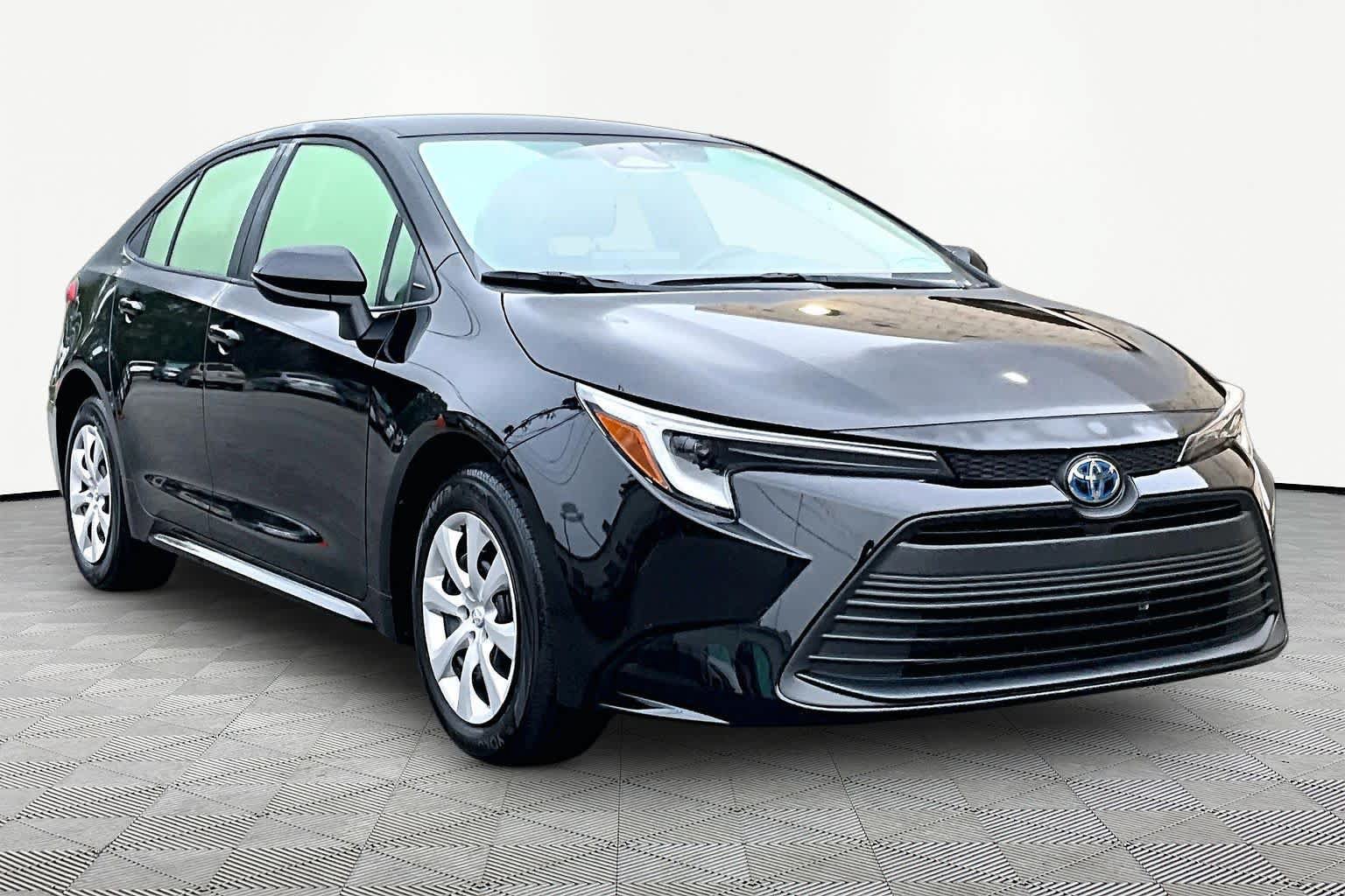 Used 2025 Toyota Corolla LE w/ Convenience Package FWD image 3
