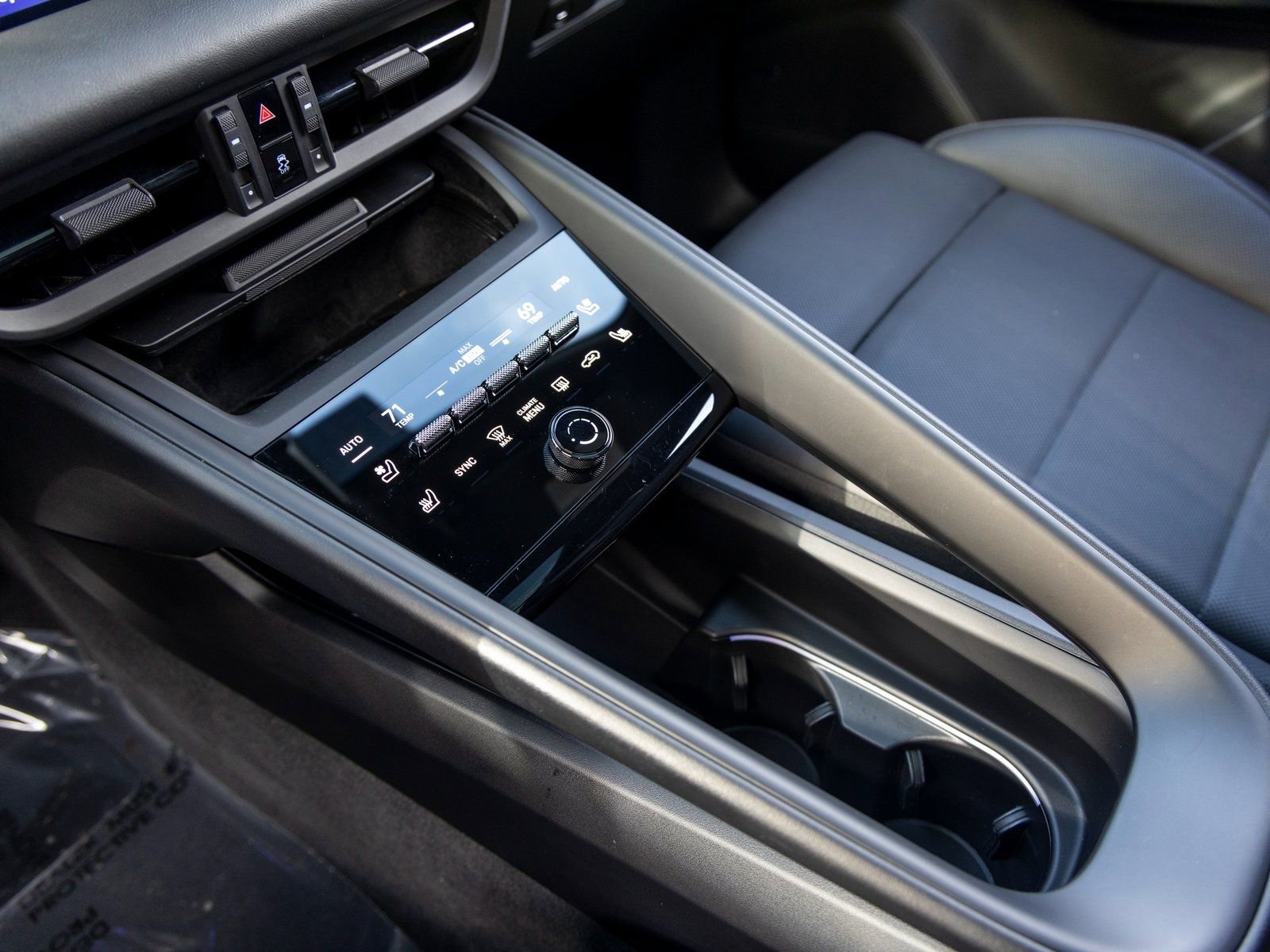 Certified 2025 Porsche Macan Electric image 36