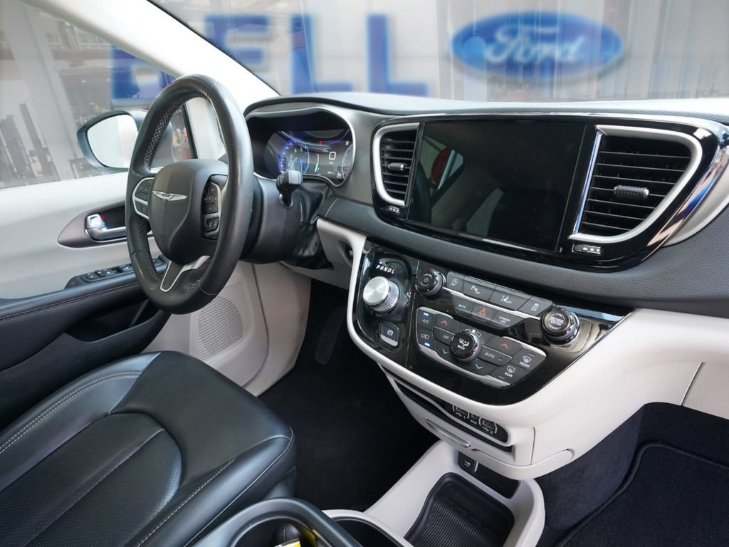 Used 2023 Chrysler Pacifica Touring-L FWD image 18